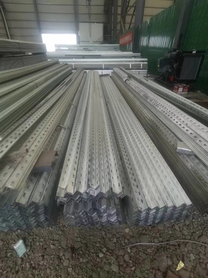 Lint bằng góc bằng thép đúc nóng kẽm kẽm bằng lỗ đục / thanh sắt khe