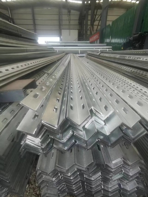 Hot Dip Galvanized Slotted L Steel Angle Bar với lỗ chế biến dịch vụ đâm