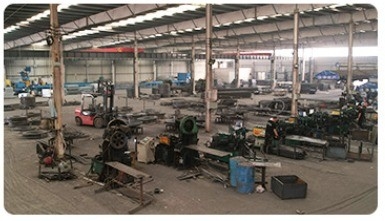 Phương đi bộ lưới thép bạc với phong cách thiết kế công nghiệp và trọng lượng nền tảng hàn